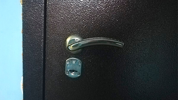 Мастер выполнил замену дверной ручки в квартире