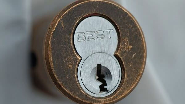 Замена личинки замка входной двери в Новокузнецке